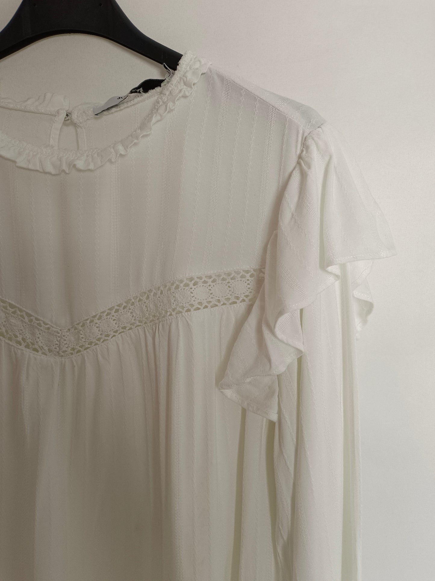 JUSTFUB. Blusa blanca volantes T.l