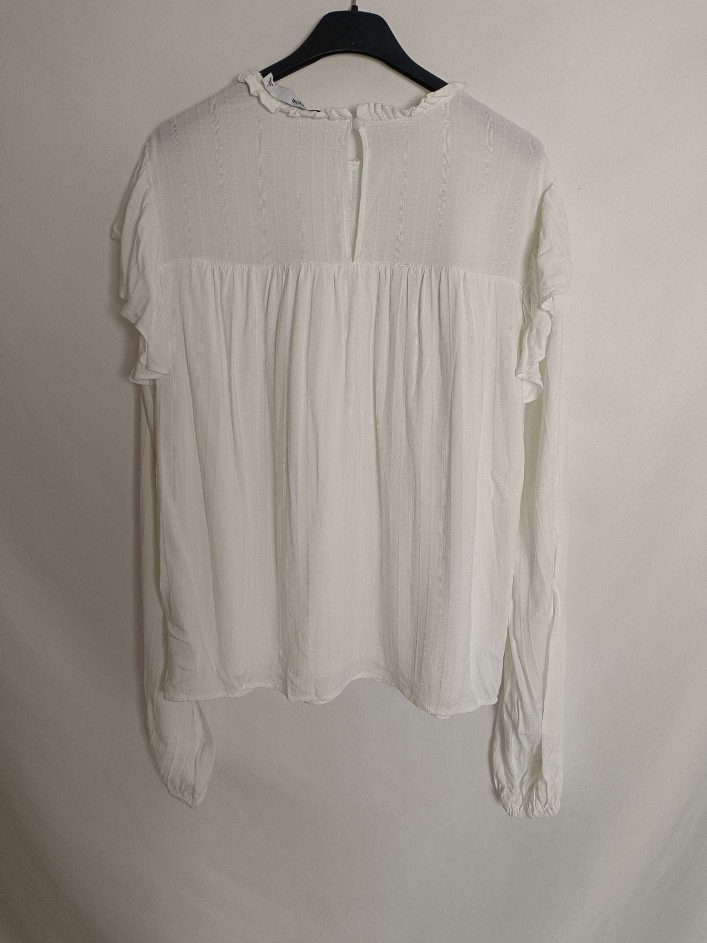 JUSTFUB. Blusa blanca volantes T.l