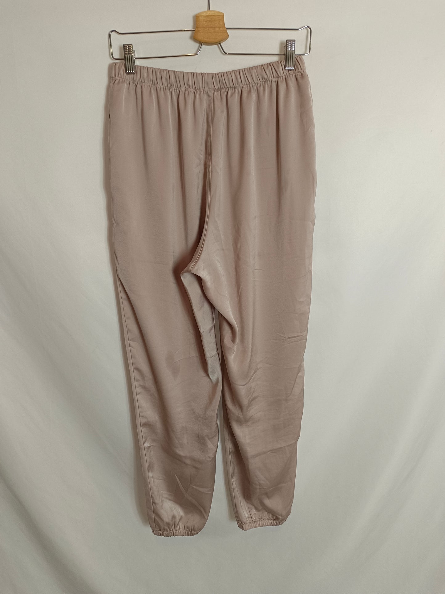 UNIQLO. Pantalón beige satinado T.m