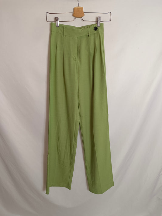 BERSHKA. Pantalón verde fluido T.xs