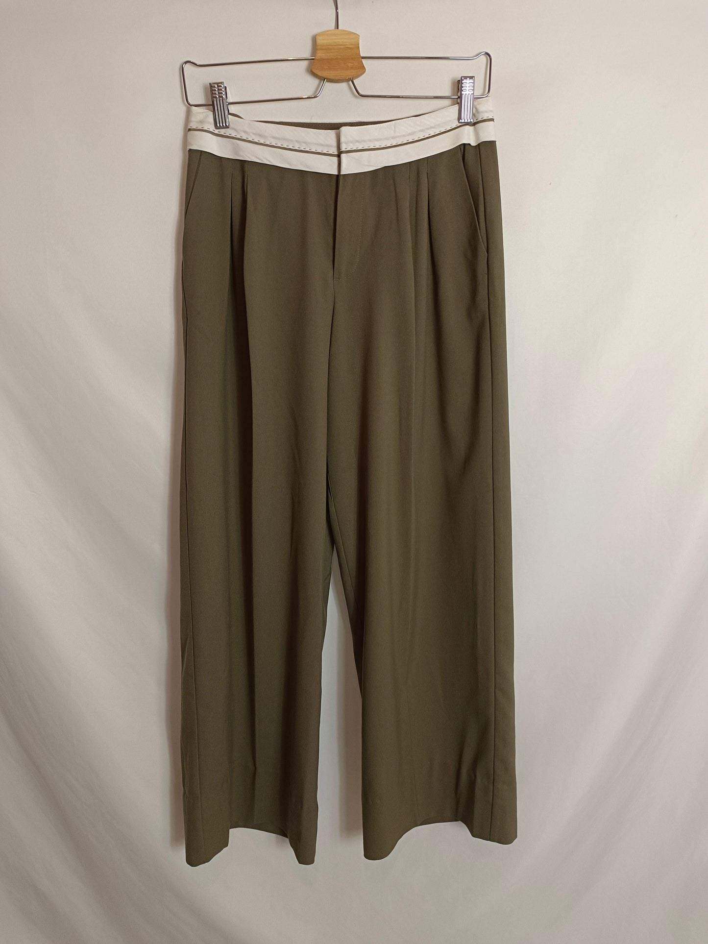 BERSHKA. Pantalón verde pinzas T.34