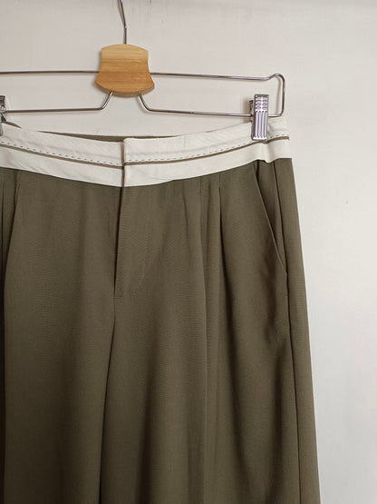 BERSHKA. Pantalón verde pinzas T.34