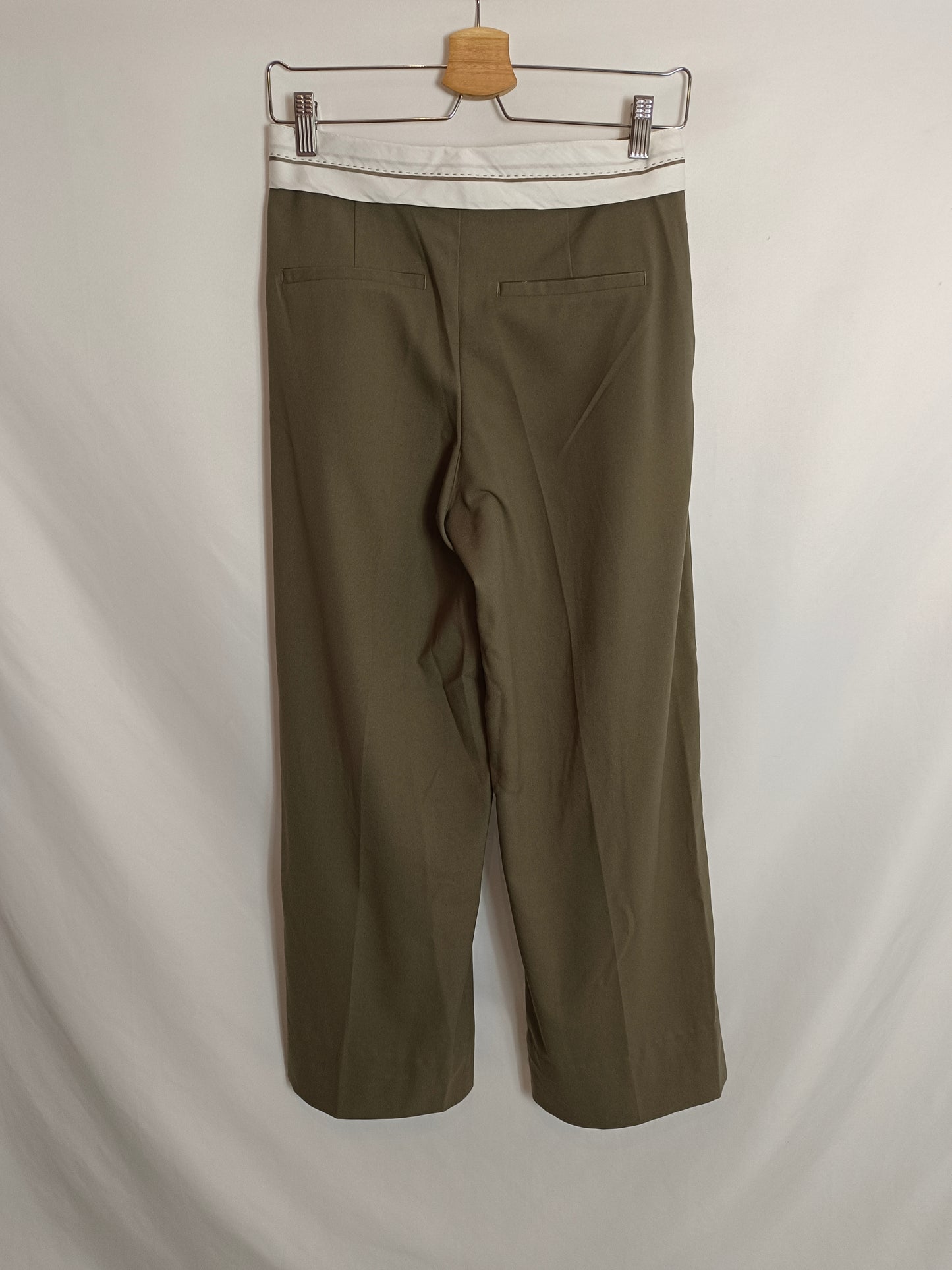 BERSHKA. Pantalón verde pinzas T.34