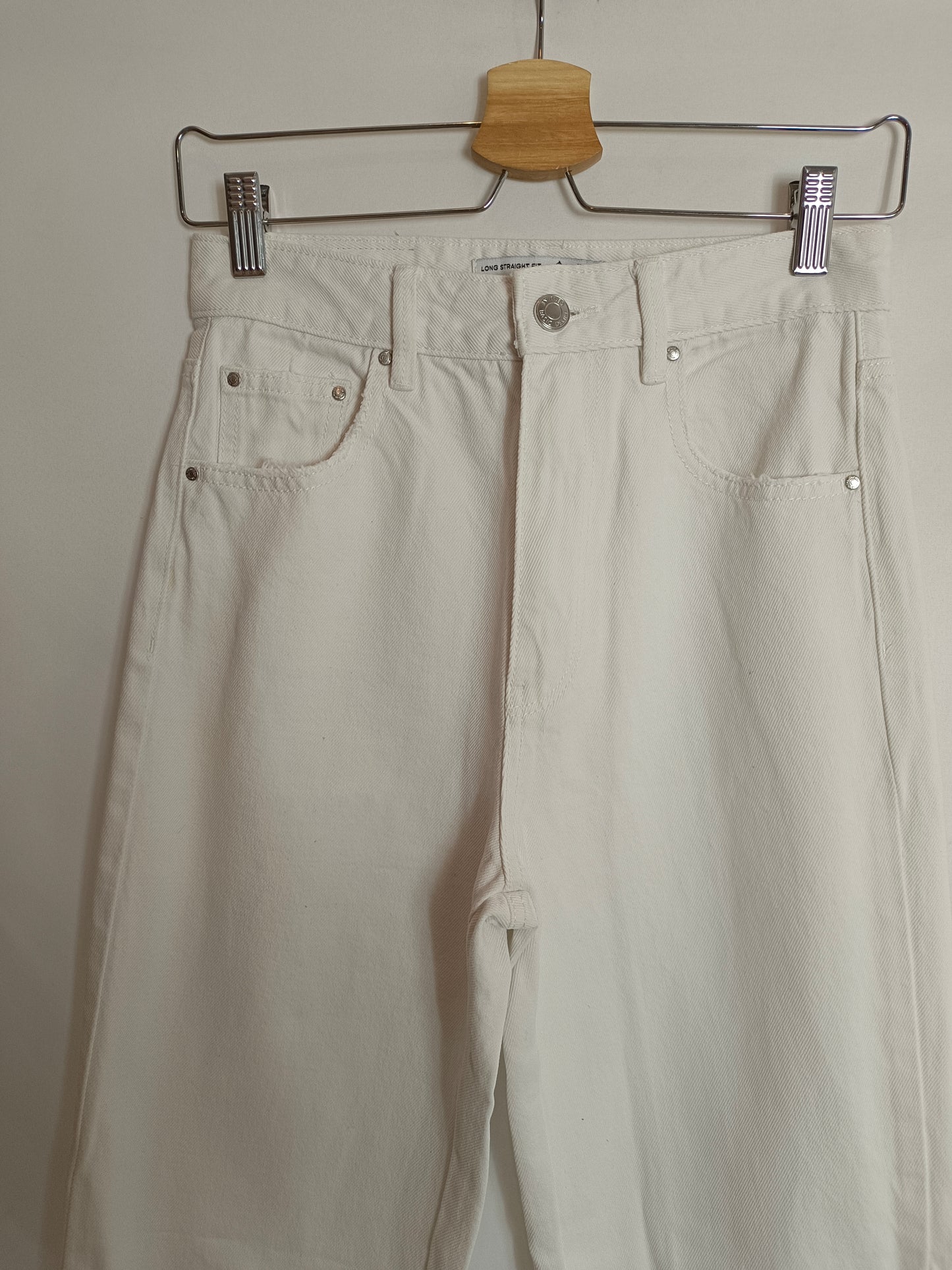 STRADIVARIUS. Pantalón blanco ancho T.34 (tara)