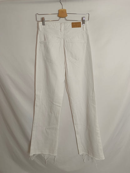 STRADIVARIUS. Pantalón blanco ancho T.34 (tara)