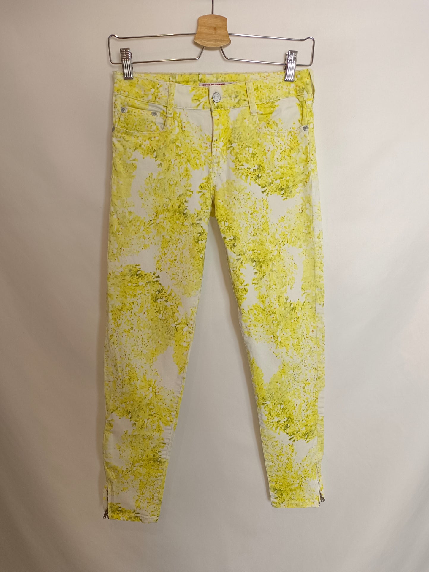 COMPTOIR DES COTONNIERS. Pantalón amarillo estampado T.36