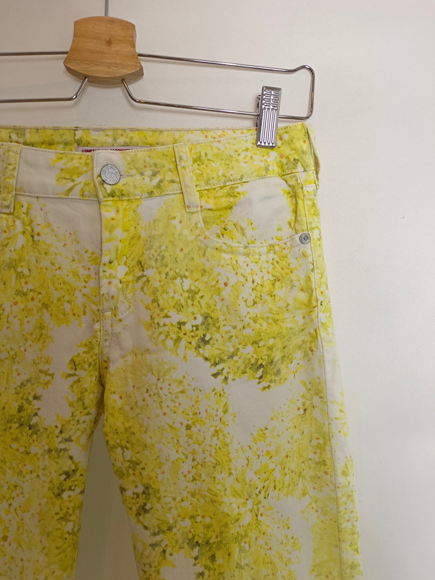 COMPTOIR DES COTONNIERS. Pantalón amarillo estampado T.36