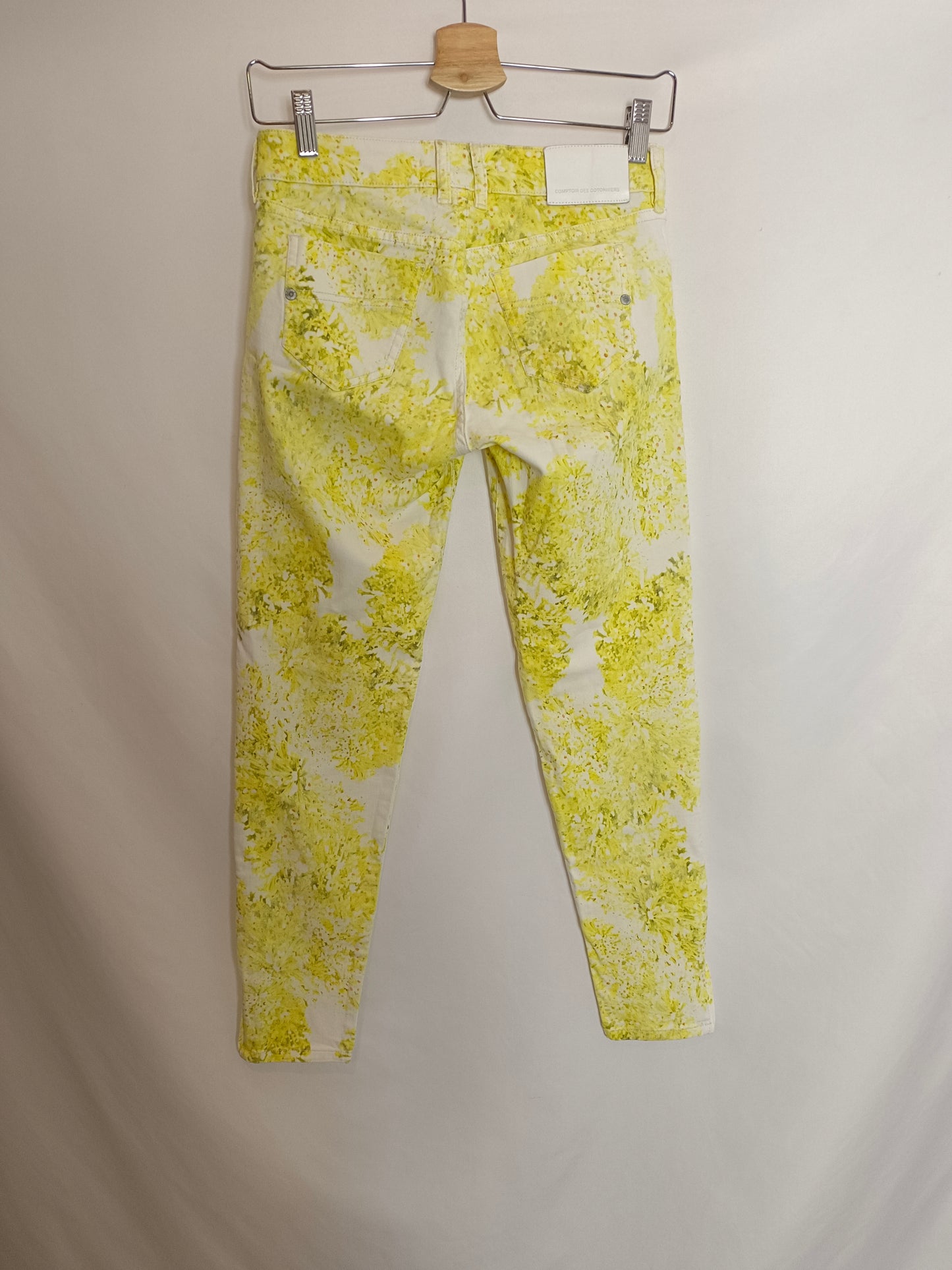 COMPTOIR DES COTONNIERS. Pantalón amarillo estampado T.36