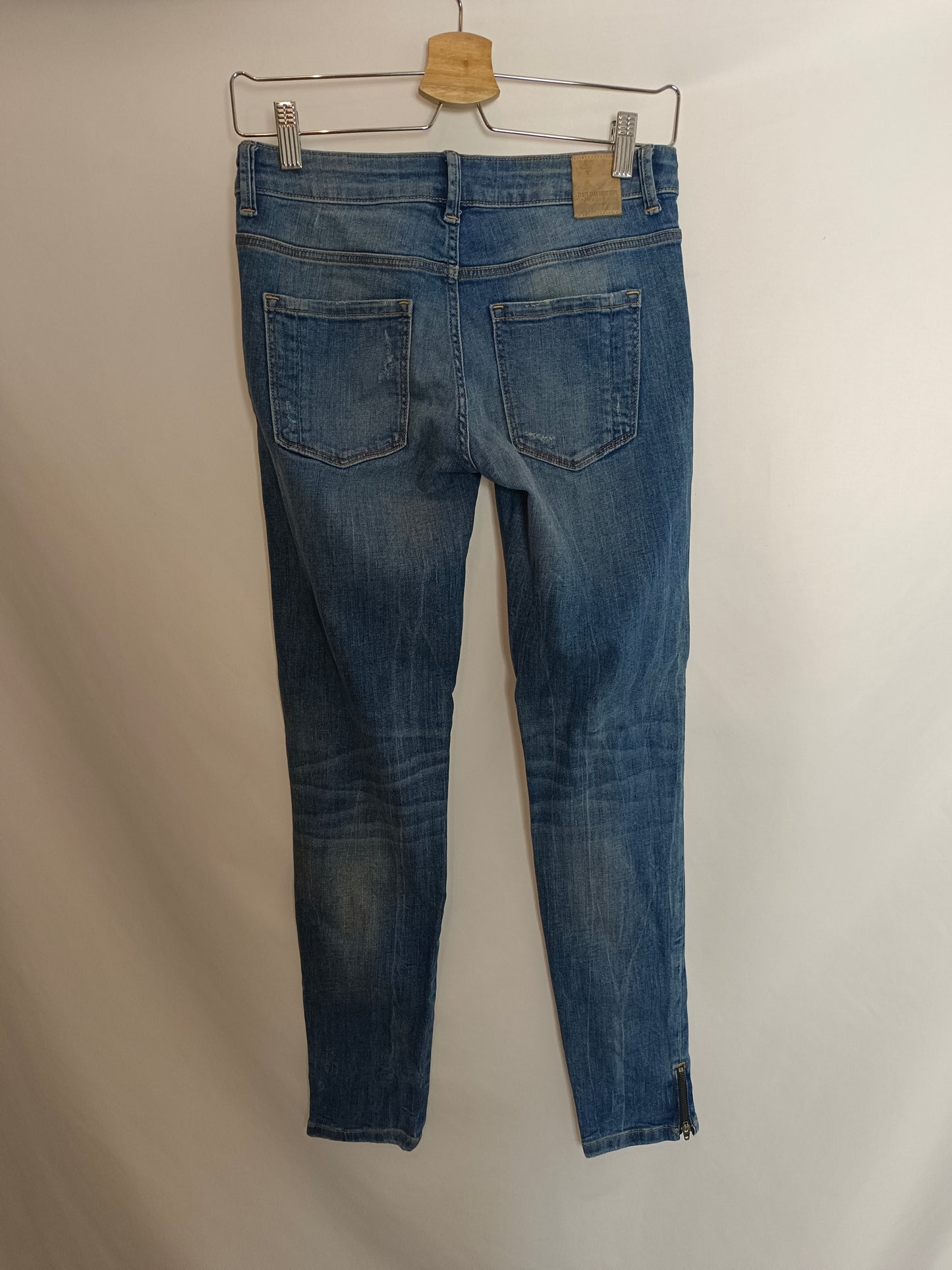 ZARA. Pantalón denim cremallera T.36