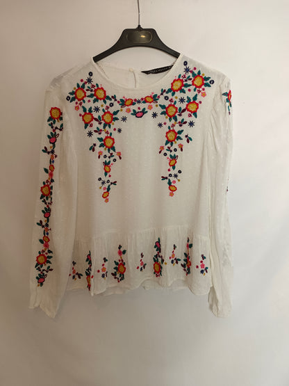 ZARA. Blusa plumeti bordada T.s