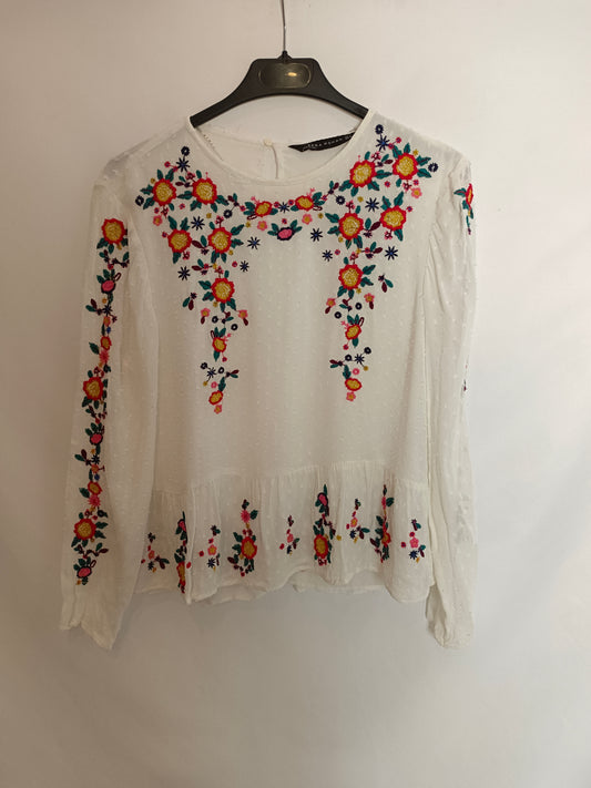 ZARA. Blusa plumeti bordada T.s