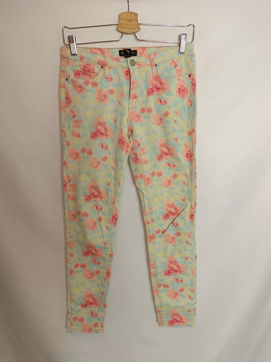 MANGO. Pantalón denim flores T.38