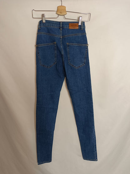 PULL&BEAR. Pantalón pitillo denim T.36