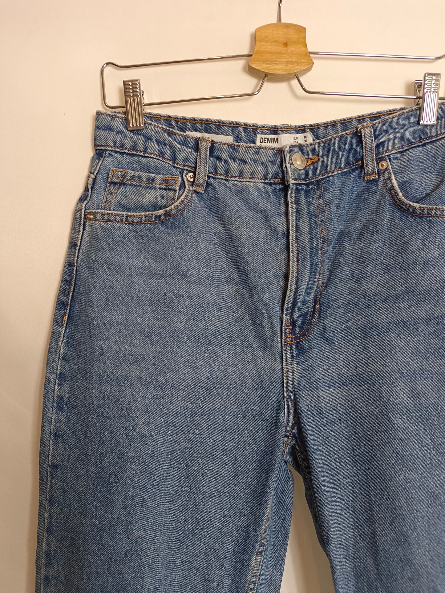 BERSHKA. pantalón monfi denim T.38