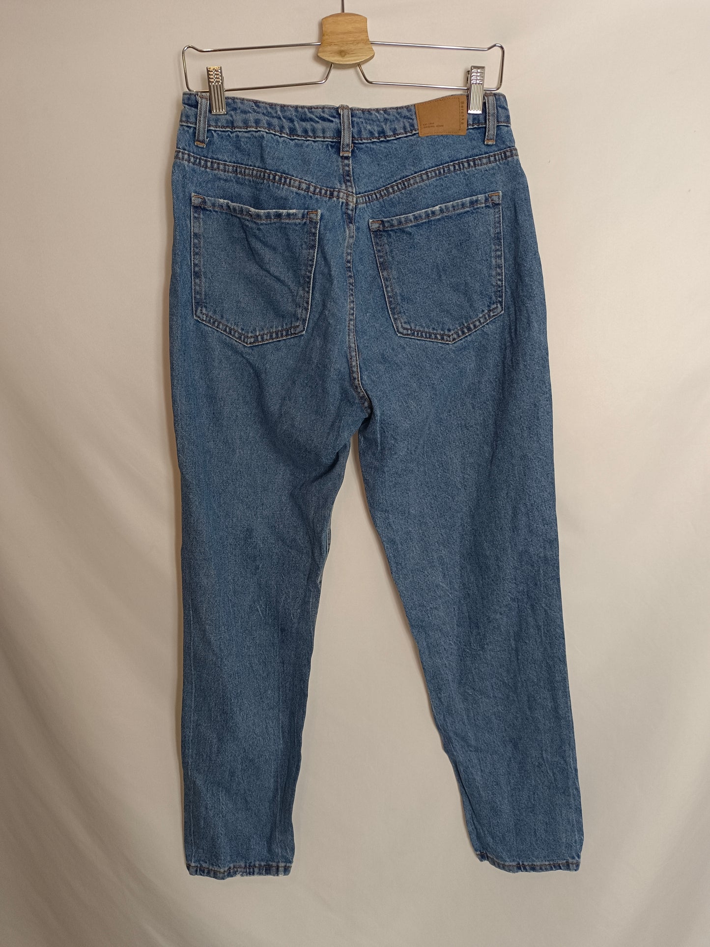 BERSHKA. pantalón monfi denim T.38