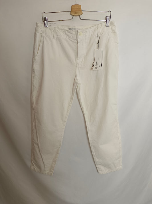 ZARA. Pantalón blanco chino T.44