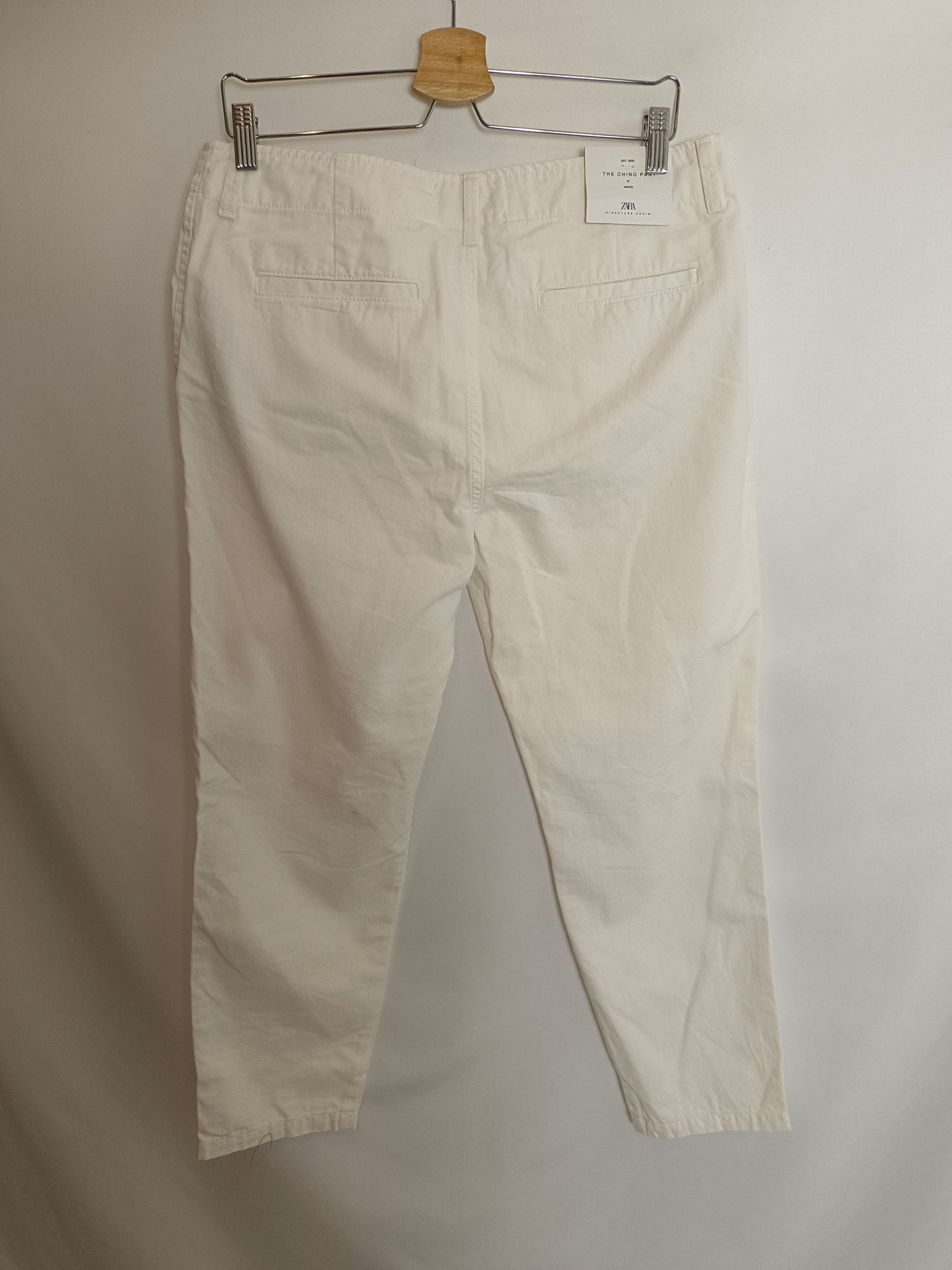 ZARA. Pantalón blanco chino T.44