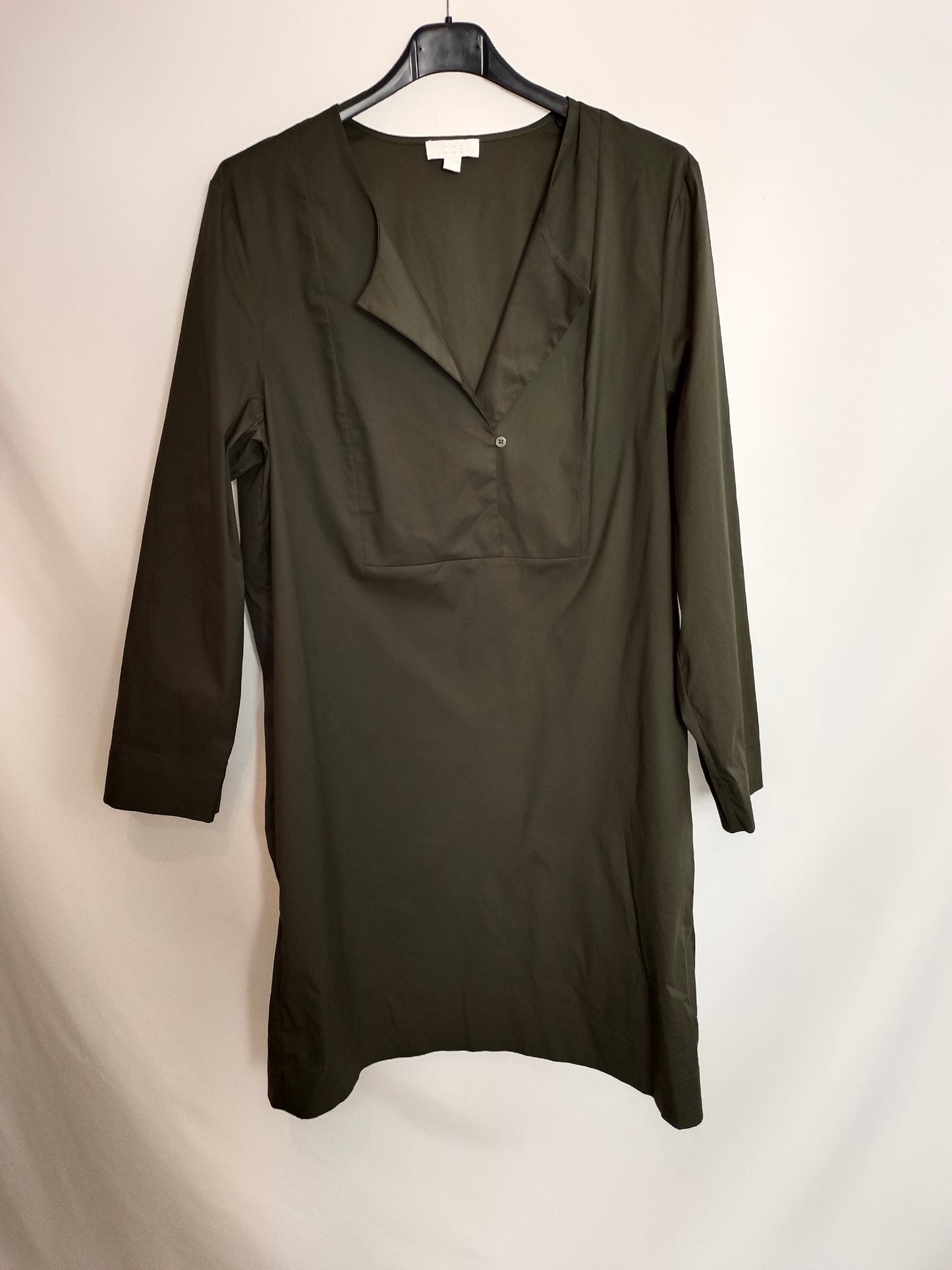 COS. Vestido corto marrón  T.44