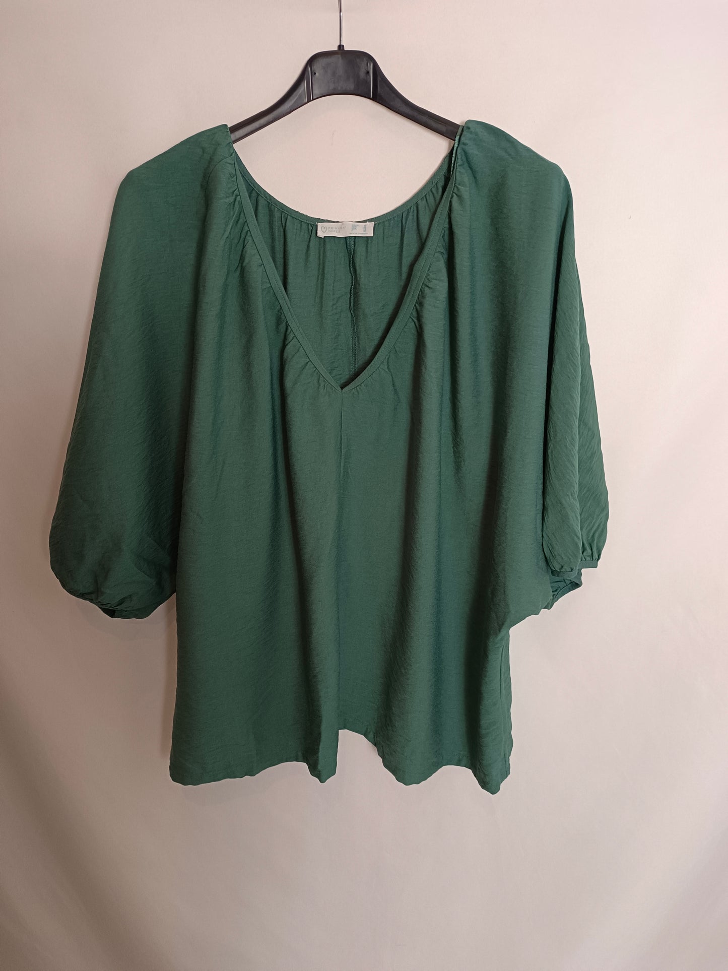 PRIMARK. Blusa fluida verde T.46