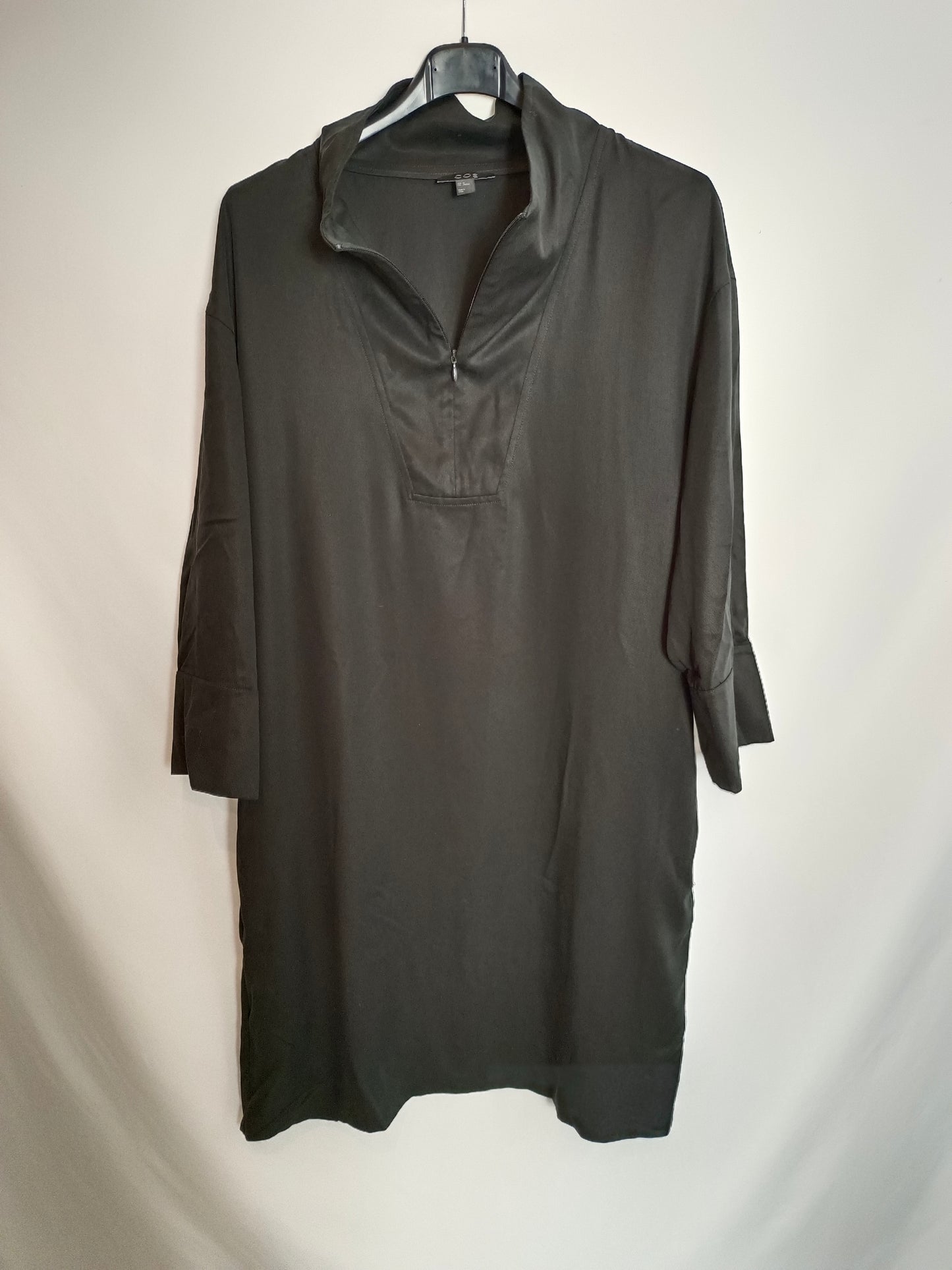 COS. Vestido midi negro cuello T.40