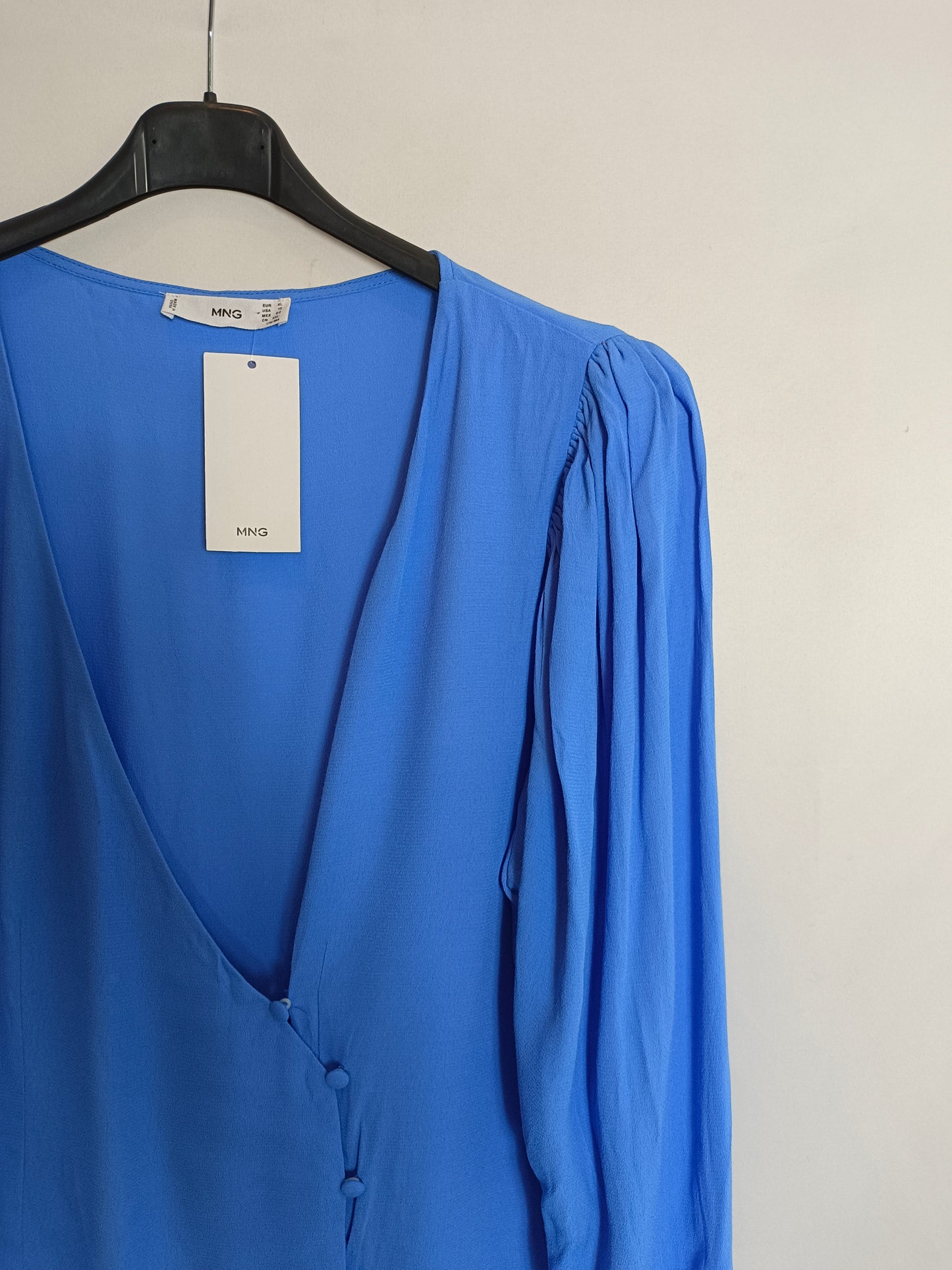 MANGO. Blusa azul cruzada T.xl