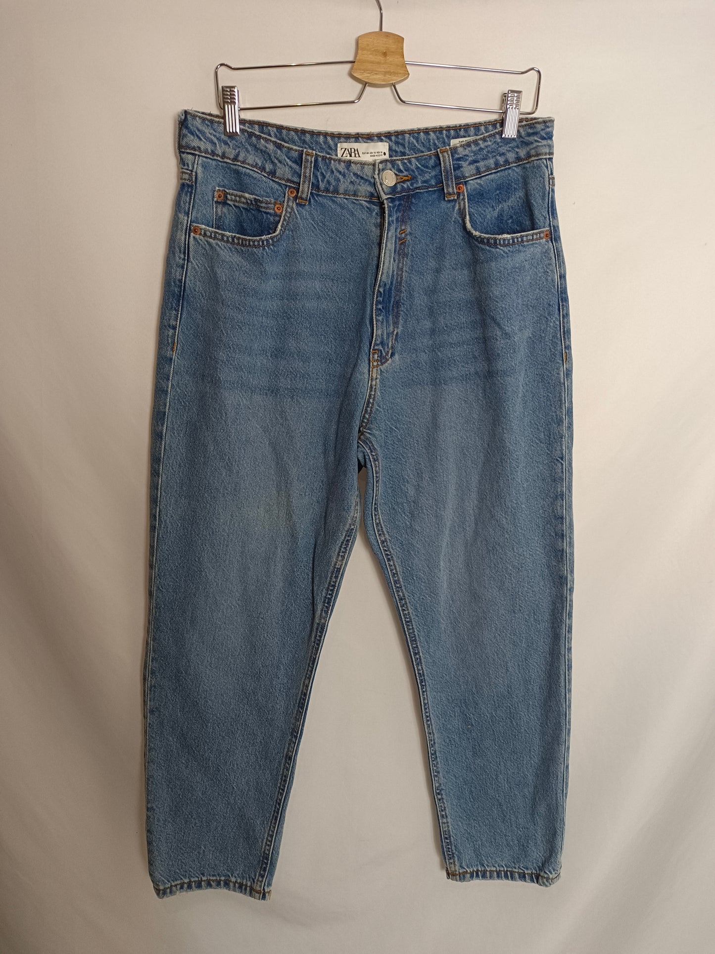 ZARA. Pantalón denim monfit T.44