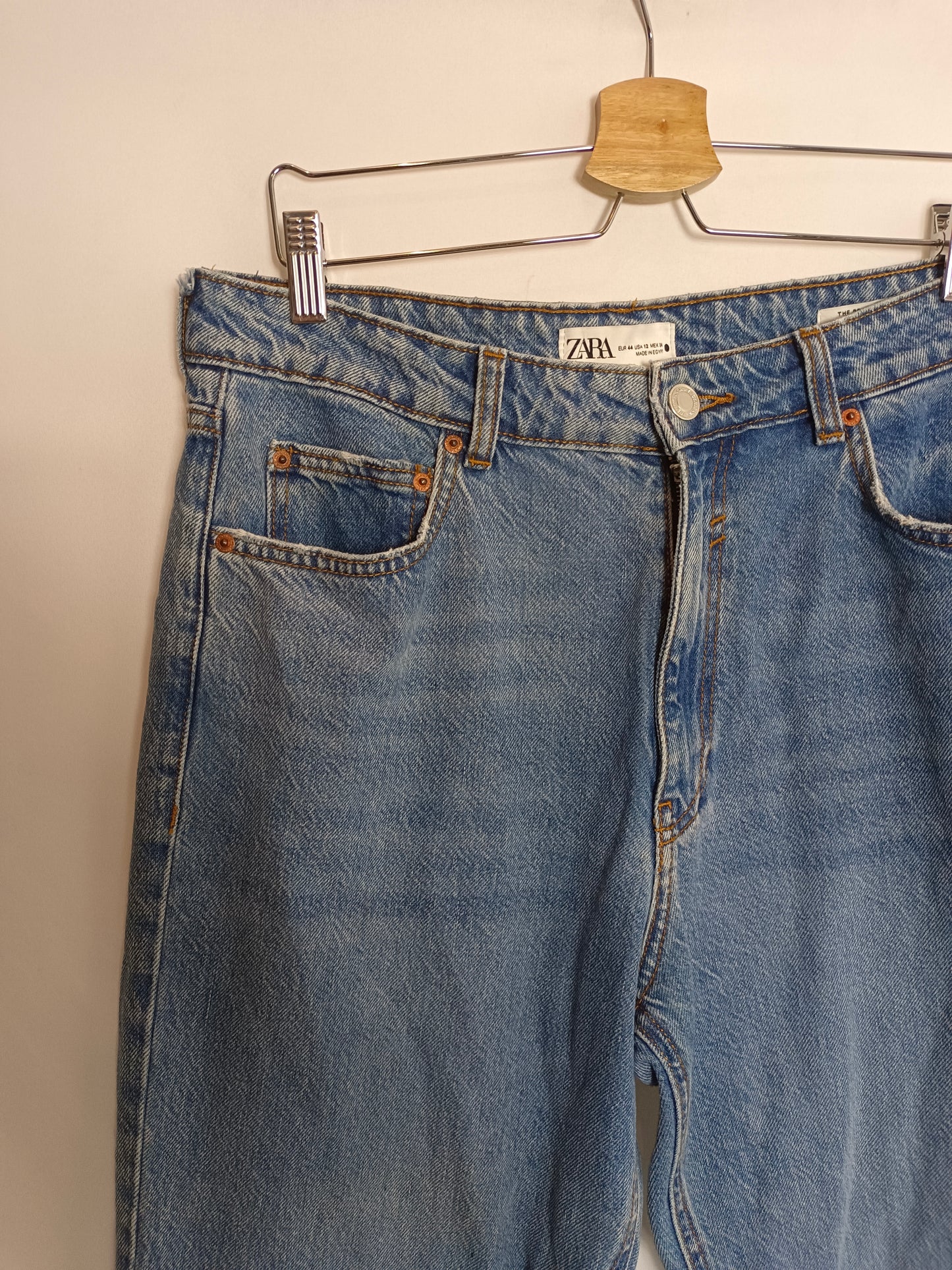 ZARA. Pantalón denim monfit T.44