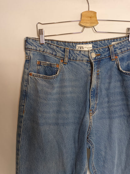 ZARA. Pantalón denim monfit T.44