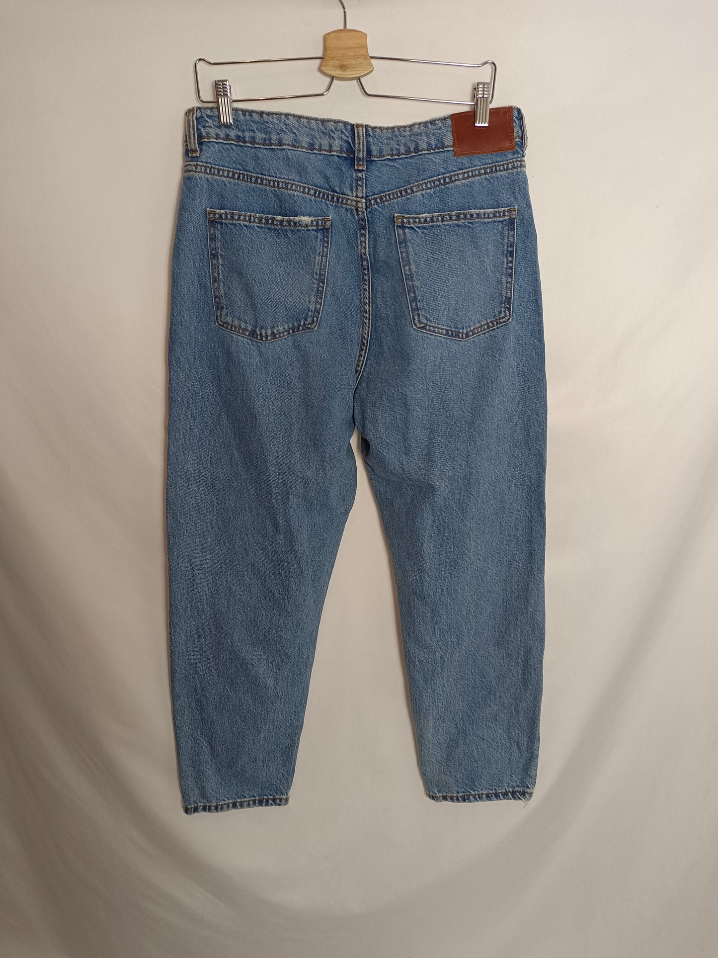 ZARA. Pantalón denim monfit T.44