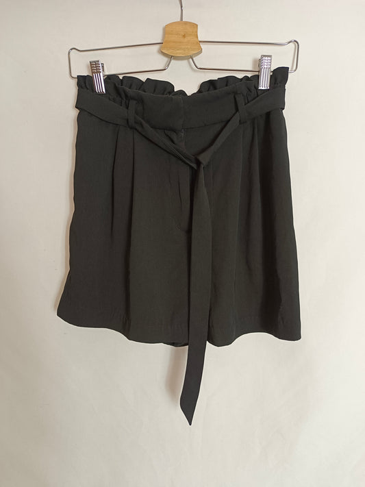 H&M. Pantalón corto negro fluido T.40(s)