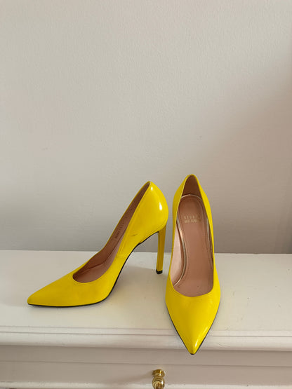 STUART WEITZMAN. Stilettos amarillos piel T.37