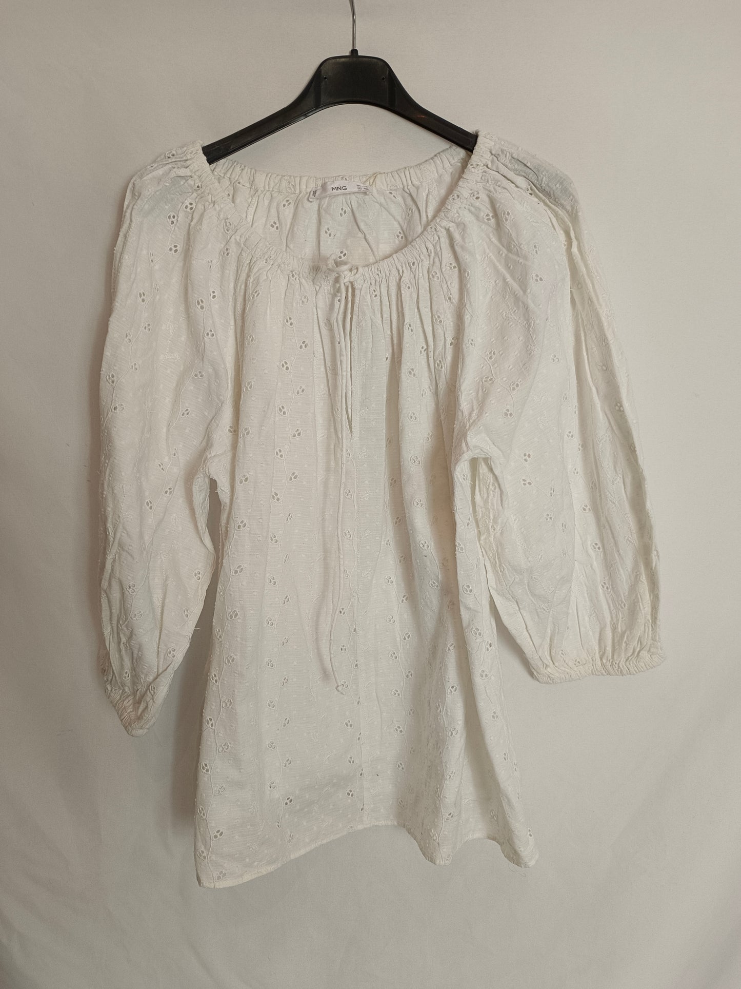 MANGO. Blusa blanca bordada T.xs