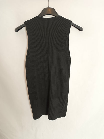 ZARA. Top negro canalé T.m