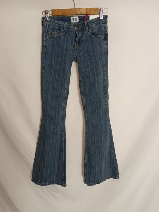 BDG. Pantalón denim campana T.24(32/34)