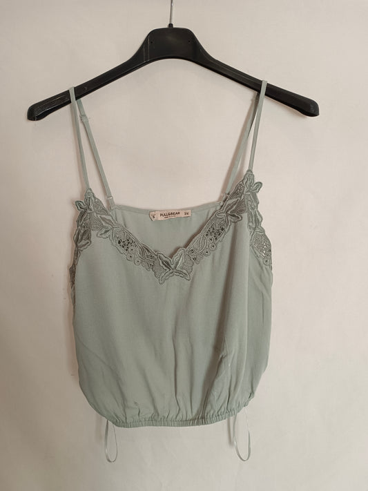 PULL&BEAR. croptop azul encaje T.s