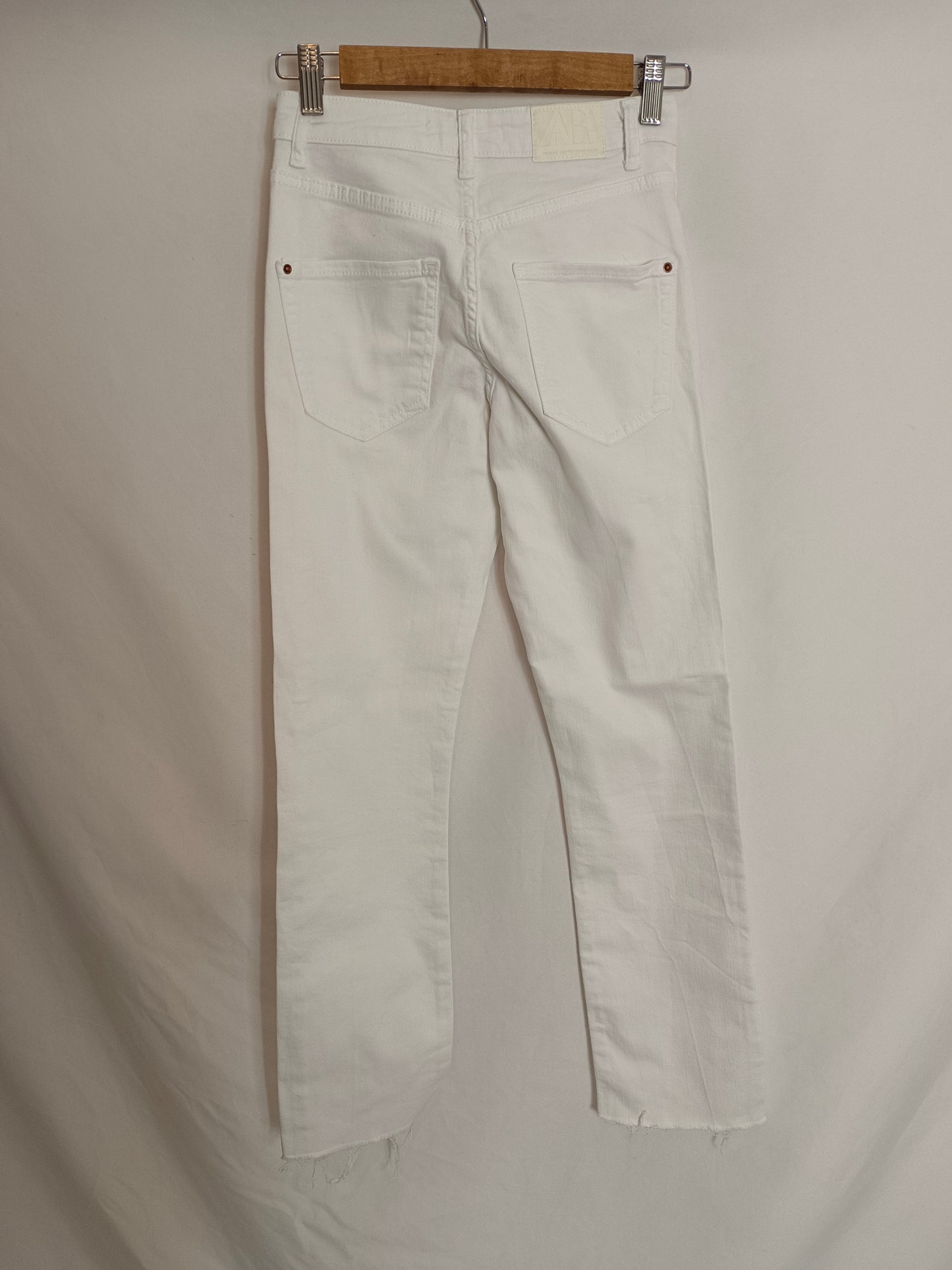 ZARA. Pantalón blanco recto  T.34