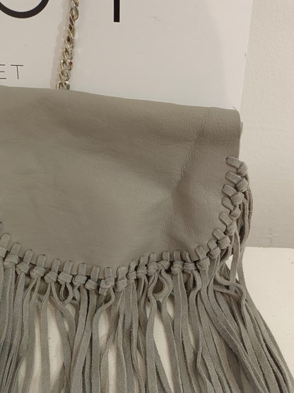 ZARA. Bolso gris piel flecos