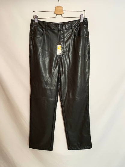 PRIMARK. Pantalón negro efecto piel T.40