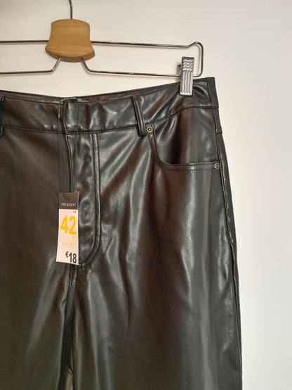 PRIMARK. Pantalón negro efecto piel T.40