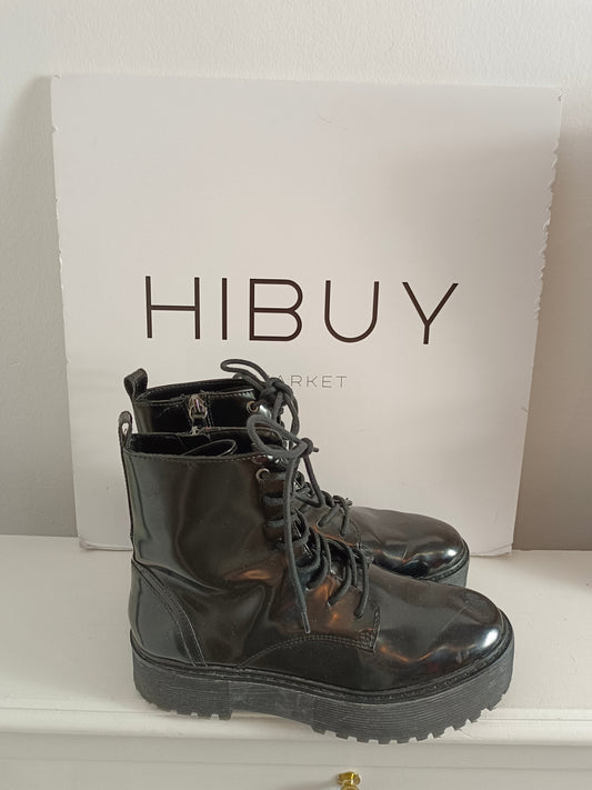 BERSHKA. Botas negras charol T.39(TARA)