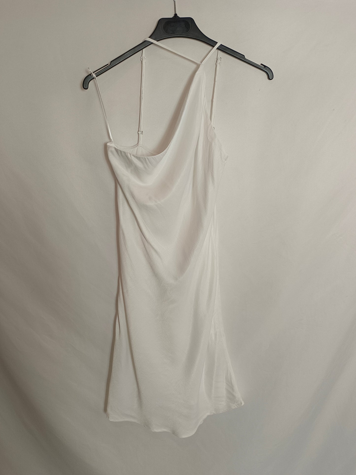 BERSHKA. Vestido blanco de tirantes T. S