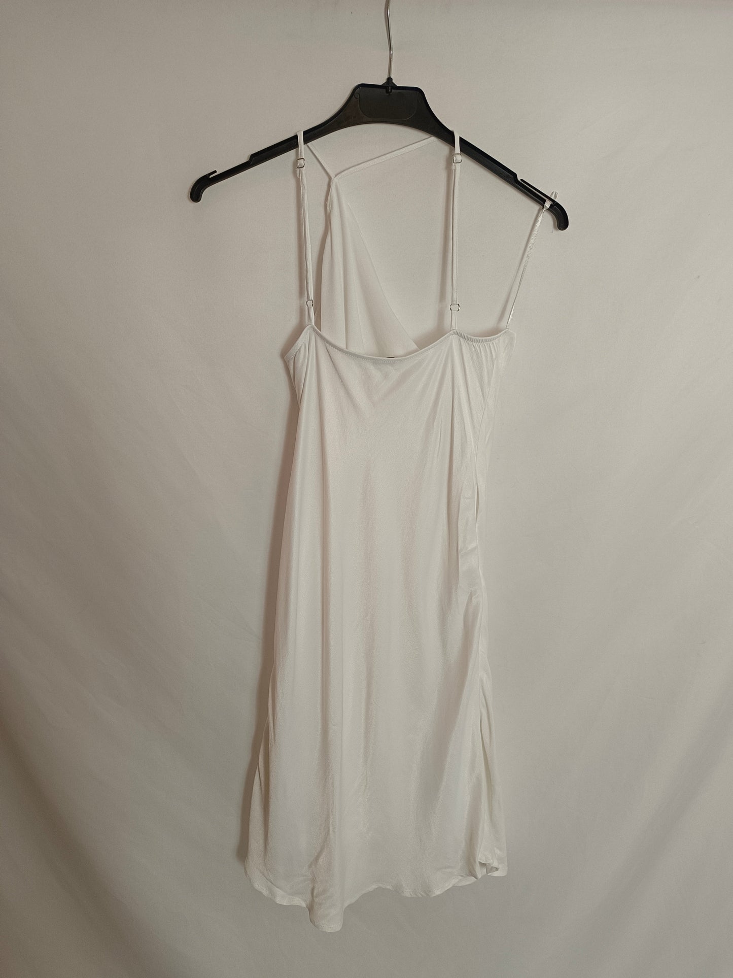 BERSHKA. Vestido blanco de tirantes T. S