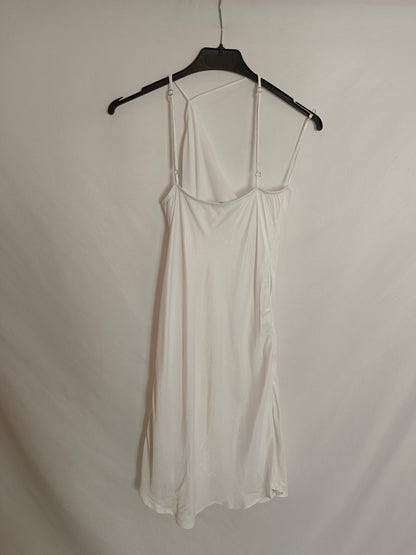 BERSHKA. Vestido blanco de tirantes T. S