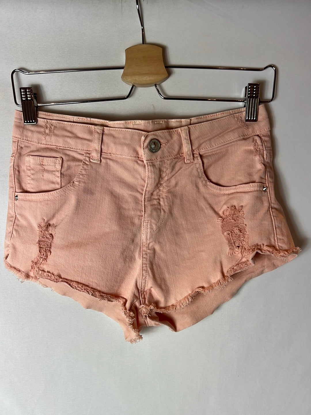 BERSHKA. Shorts rosa claro rotos. T 34