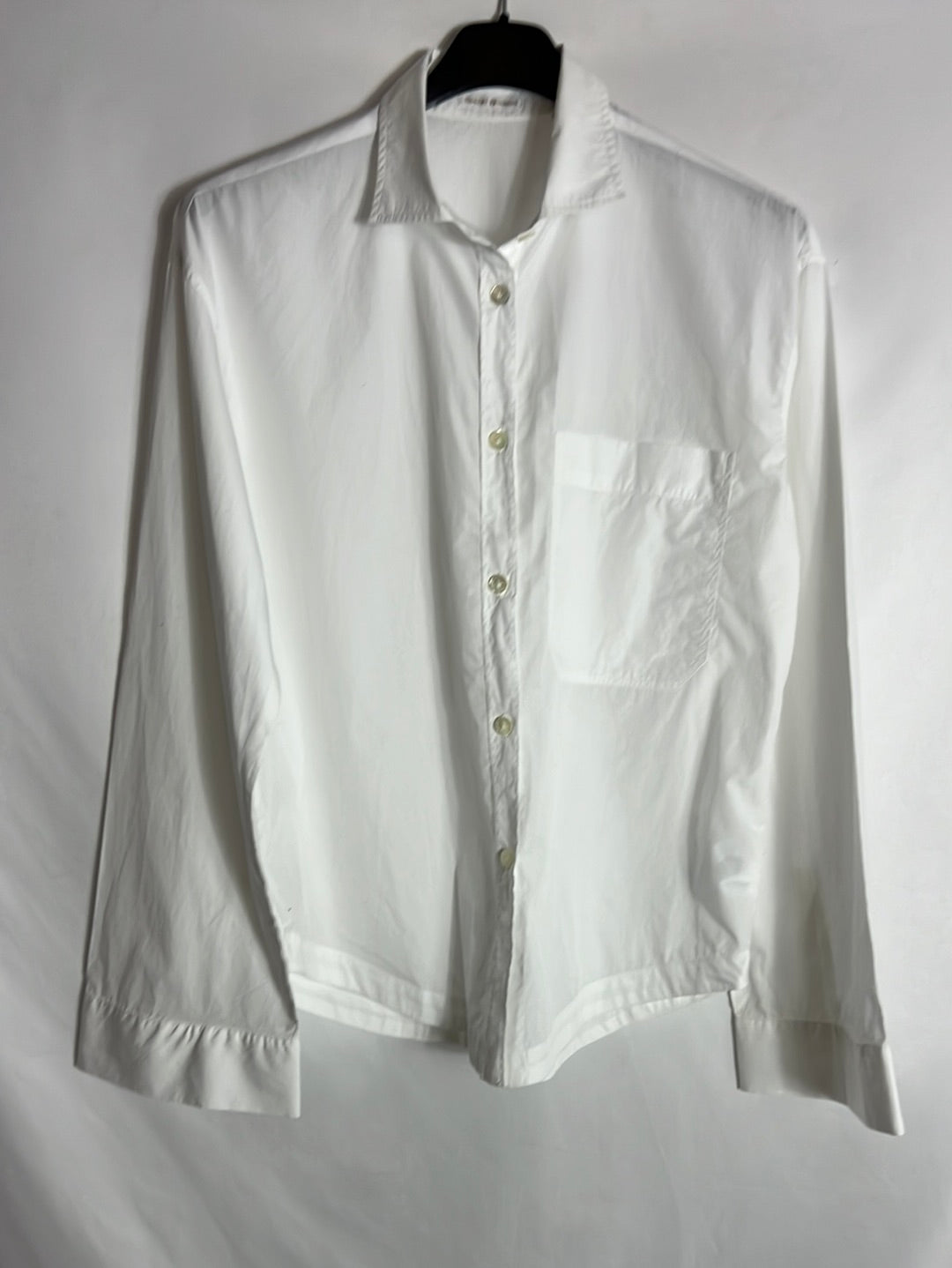 ROBERT FRIEDMAN. Camisa blanca bolsillo. T S