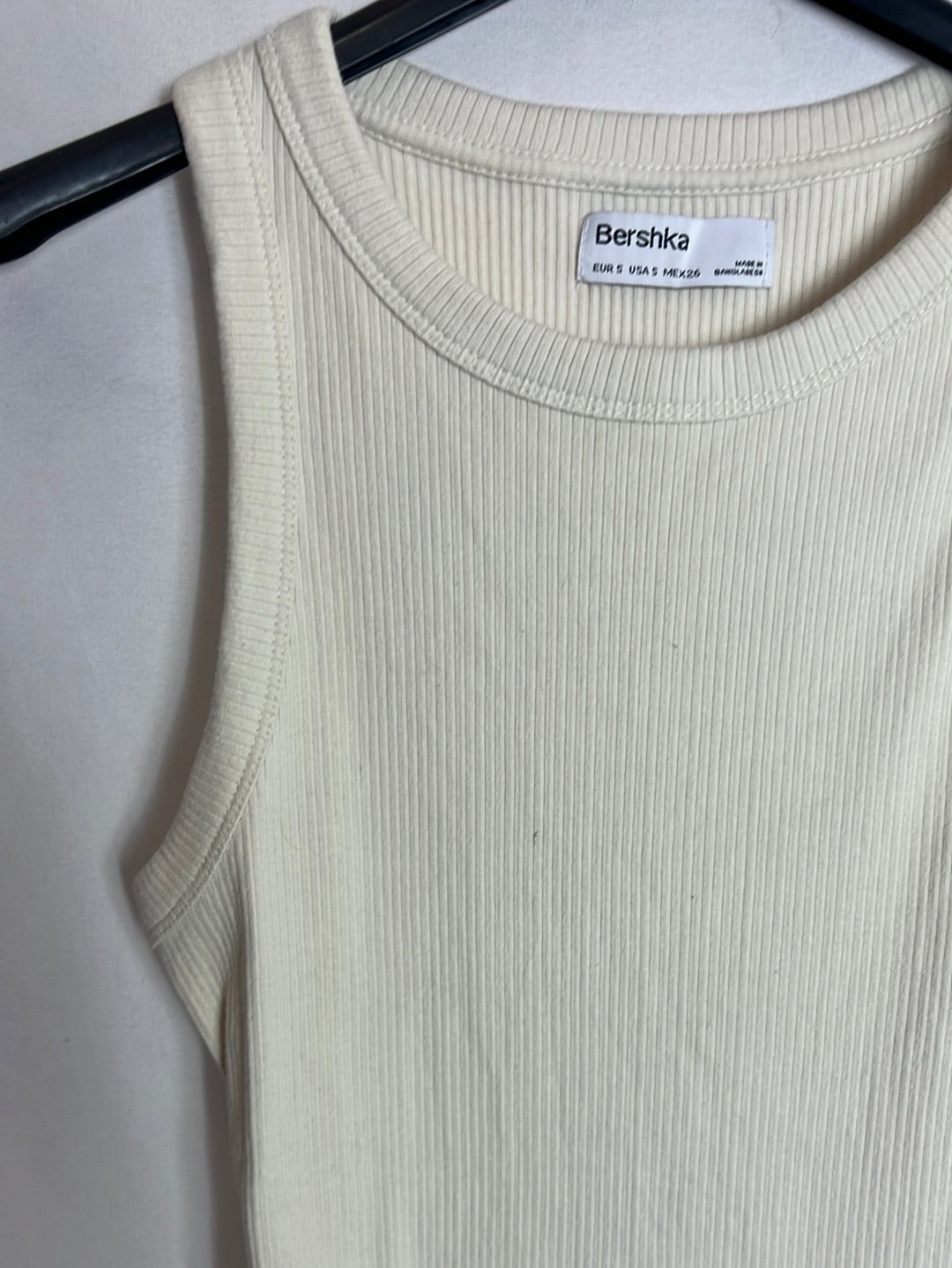 BERSHKA. Vestido beige canalé T.s