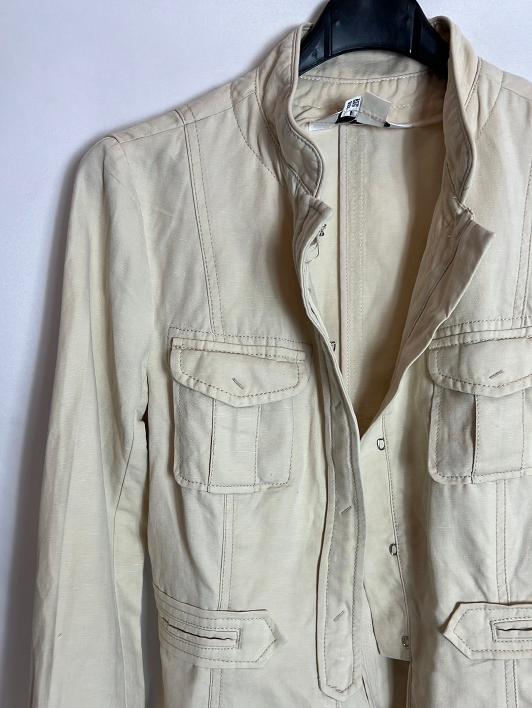 ZARA. Chaqueta beige corchetes. T M