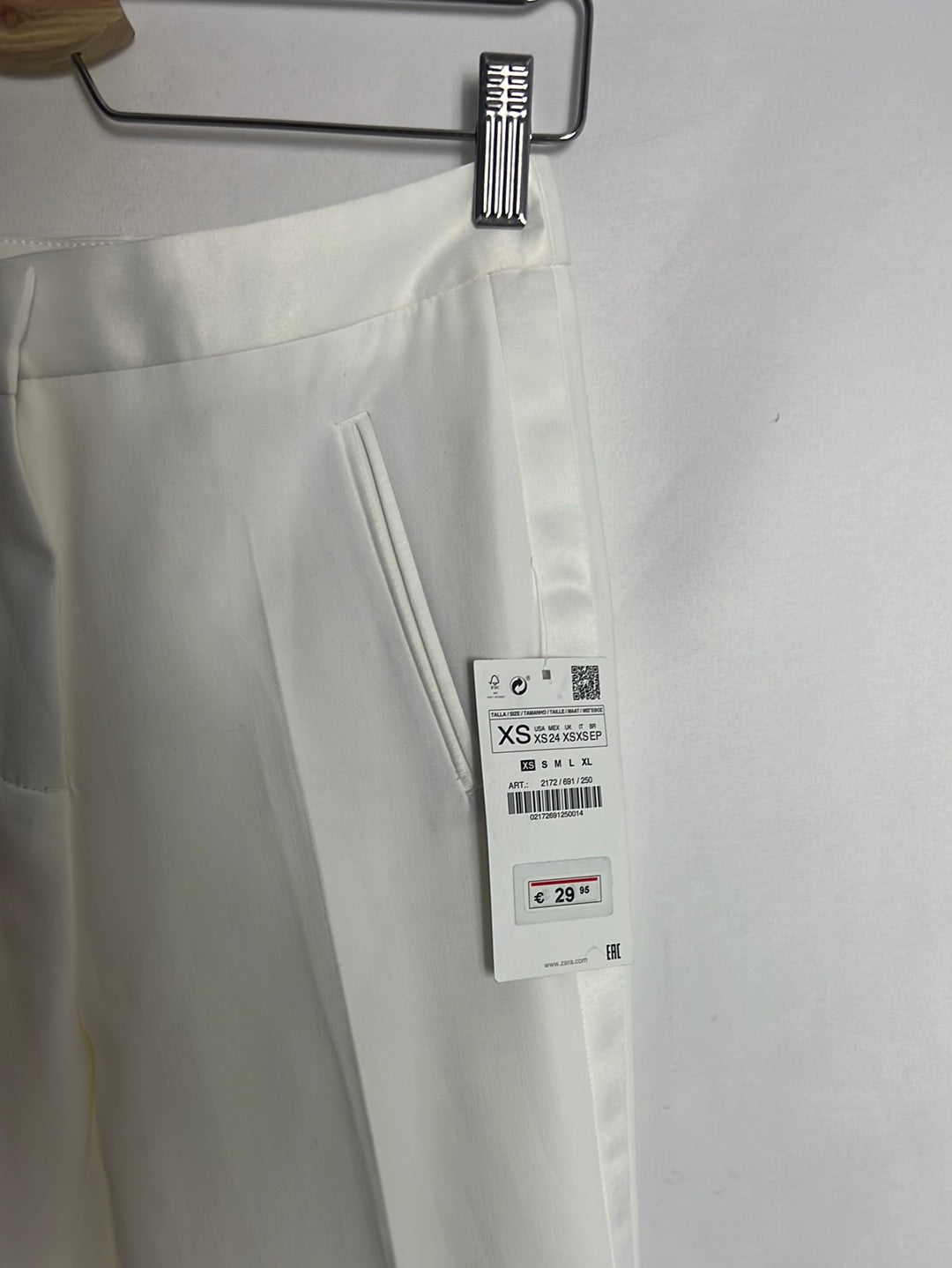 ZARA. Pantalones blancos pinzas líneas laterales. T XS