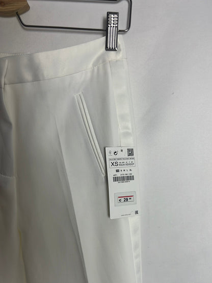 ZARA. Pantalones blancos pinzas líneas laterales. T XS