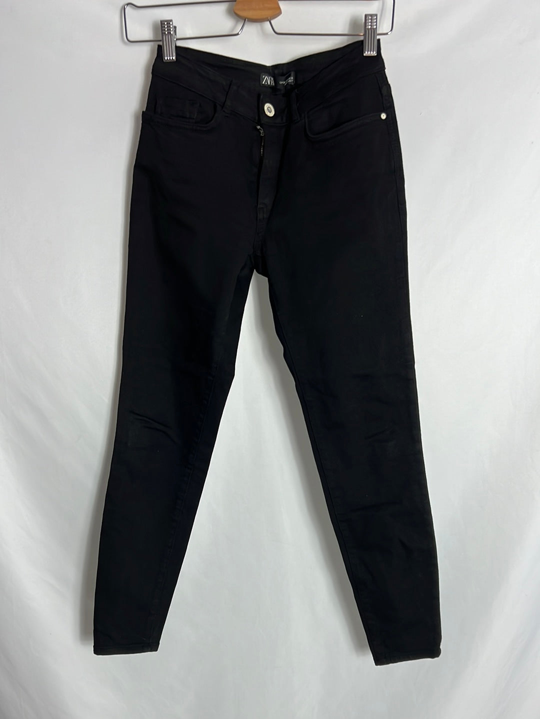 ZARA. Pantalón pitillo negro. T 36